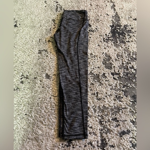 Victoria’s Secret Workout Cropped Leggings - Picture 1 of 3